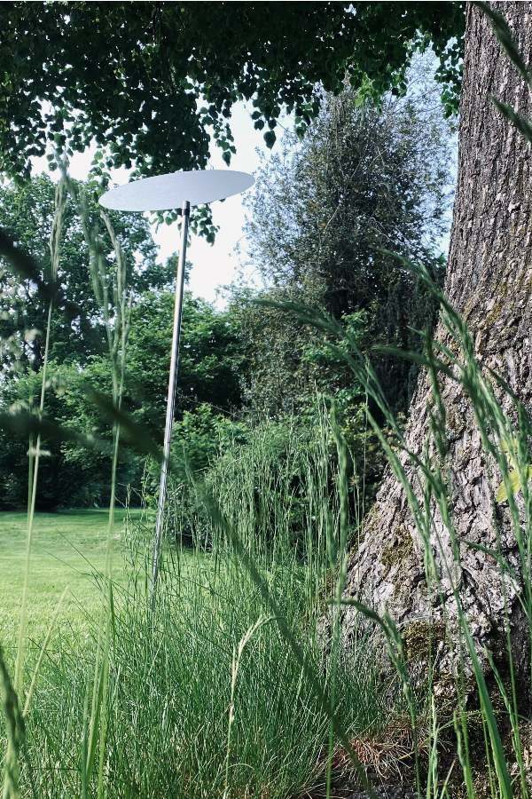 Die aufgebaute Windfahne (windrop) in einem Garten in Hüllhorst, NRW. Den Maulwurf vertreiben nur mit Hilfe des Windes und der erzeugten Geräusche. Nachhaltig und zum Wohl der Maulwürfe. Die können nämlich weiterleben. Nur woanders. ;)